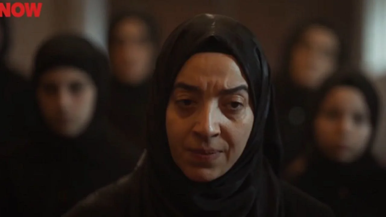Kızıl Goncalar dizisinde Zeynep ve Cüneyd yakınlaşması! Artık aynı yolda ilerleyecekler...