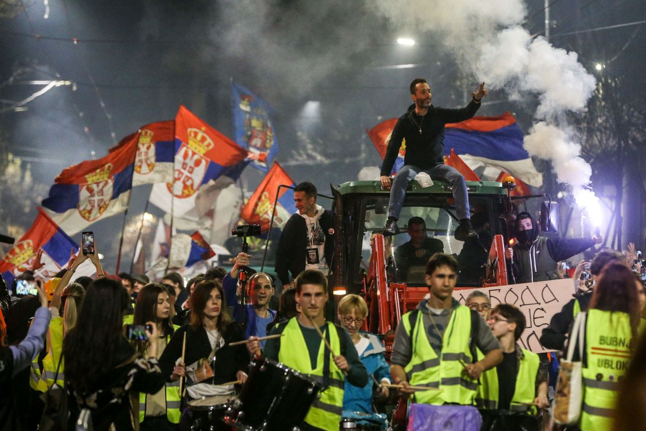 Sırbistan, tren istasyonunda 15 kişinin hayatını kaybettiği kaza nedeniyle yine sokakta