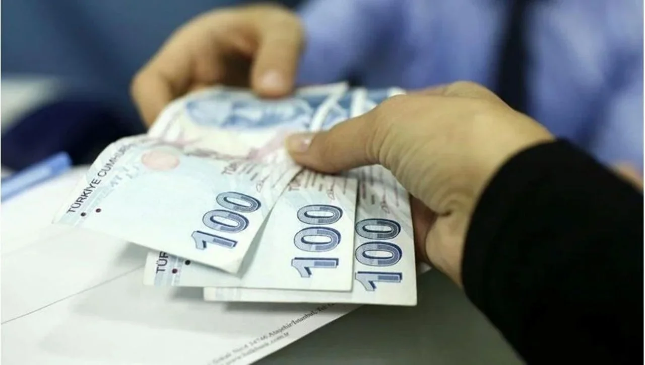 Emeklilerin 3 bin TL bayram ikramiyesi bugün hesaplara yatıyor! Fark ödemeleri ne zaman?