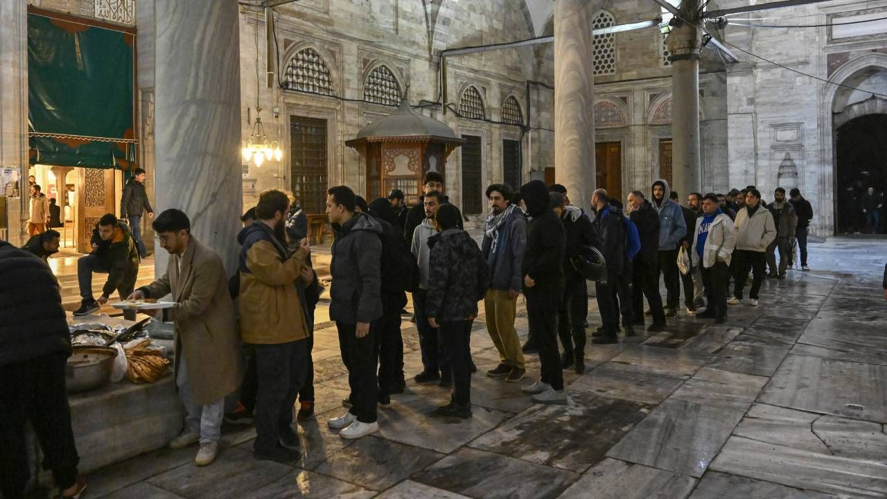 Öğrenciler Şehzadebaşı Camisi'nin tahribatına karşı nöbet tuttu; "Derdimiz saygısızlığı önlemek"