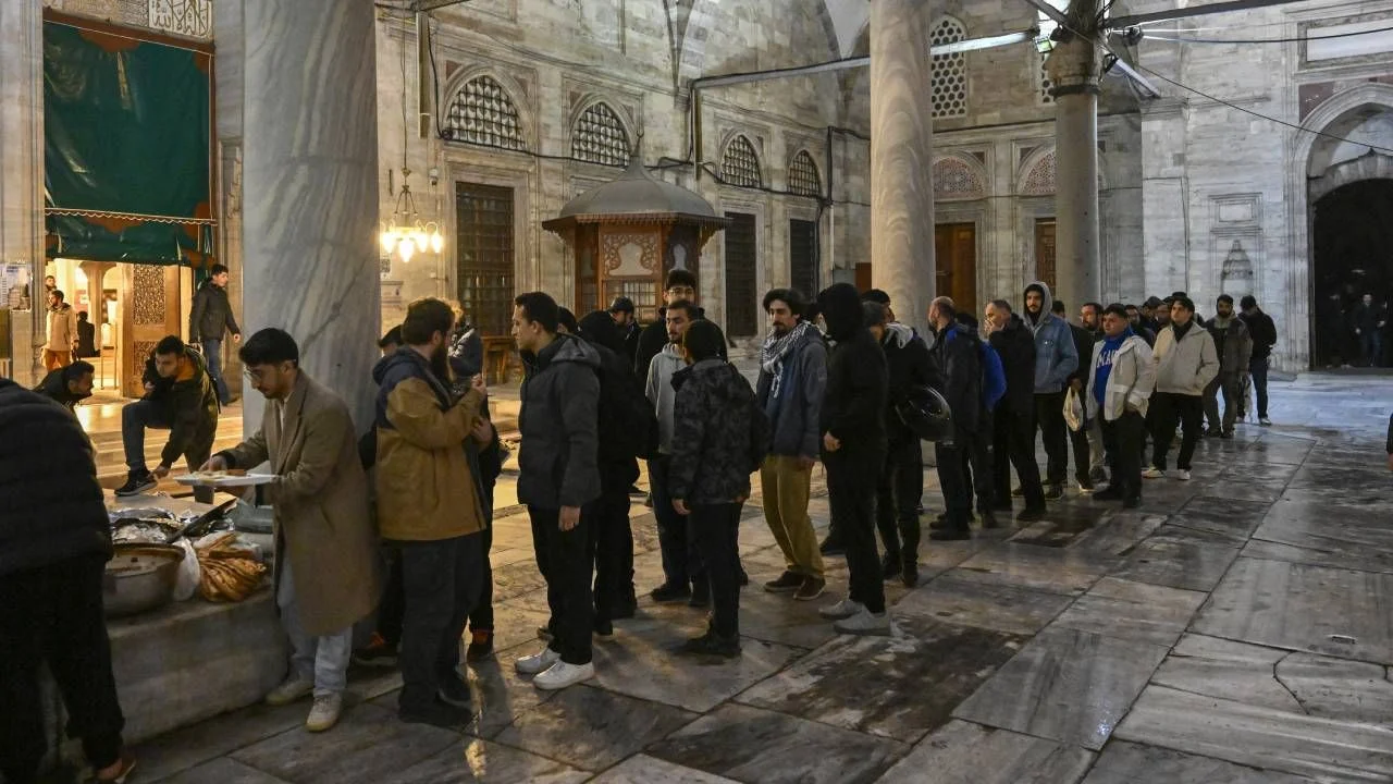 Öğrenciler Şehzadebaşı Camisi'nin tahribatına karşı nöbet tuttu; "Derdimiz saygısızlığı önlemek"