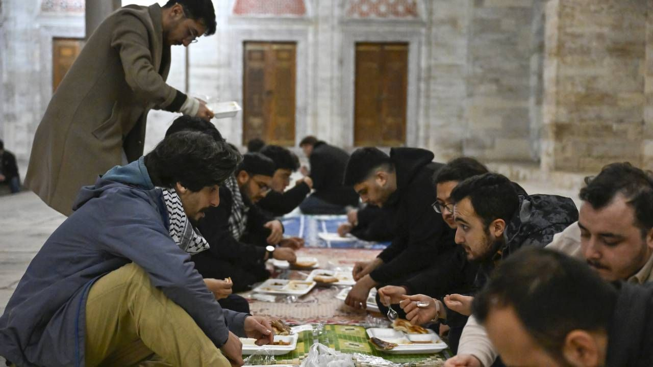 Öğrenciler Şehzadebaşı Camisi'nin tahribatına karşı nöbet tuttu; "Derdimiz saygısızlığı önlemek"