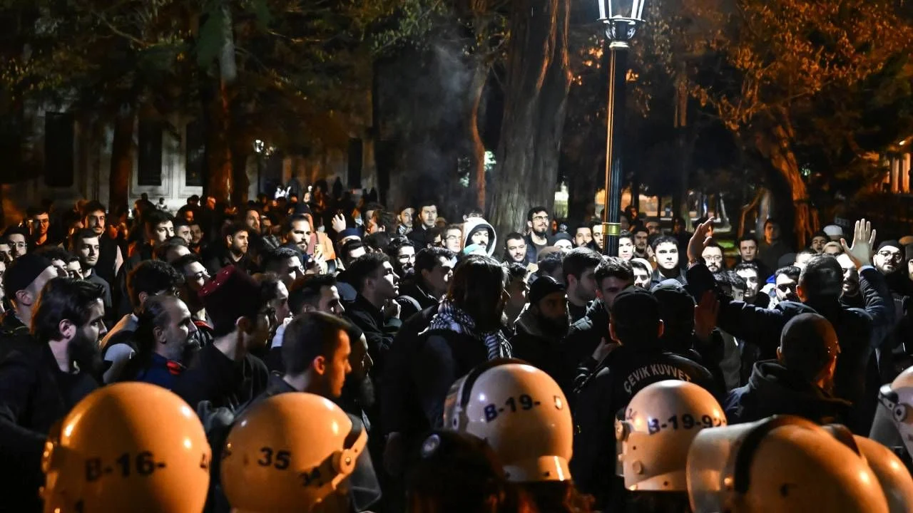 Öğrenciler Şehzadebaşı Camisi'nin tahribatına karşı nöbet tuttu; "Derdimiz saygısızlığı önlemek"