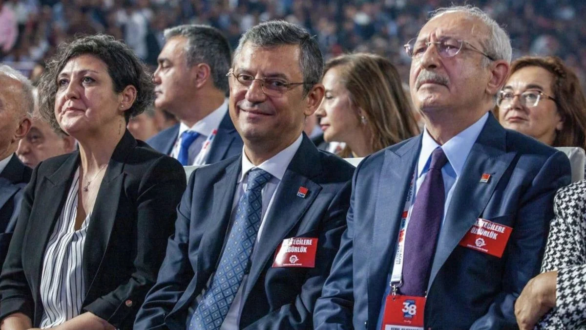 CHP'de olağanüstü kurultay günü! Üçlü düello: Özgür Özel, Ümit Uysal ve Berhan Şimşek genel başkanlık için yarışacak...
