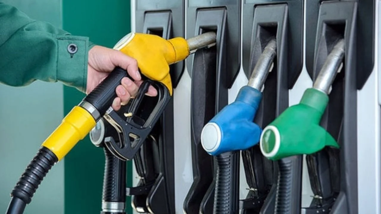 Petrol fiyatları dibe vurdu! Benzin ve motorine büyük indirim geliyor
