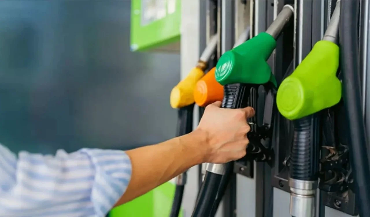 Akaryakıtta indirim rüzgarı! Benzin ve motorine gelen indirimin ardından akaryakıta bir indirim daha geliyor! Tabelalar bu gece tekrar değişiyor