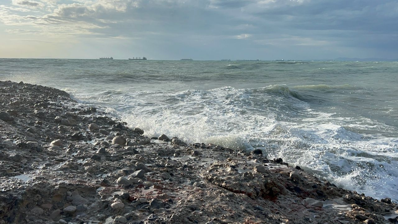İskenderun’da fırtına şovu: Dev dalgalar sahili dövdü