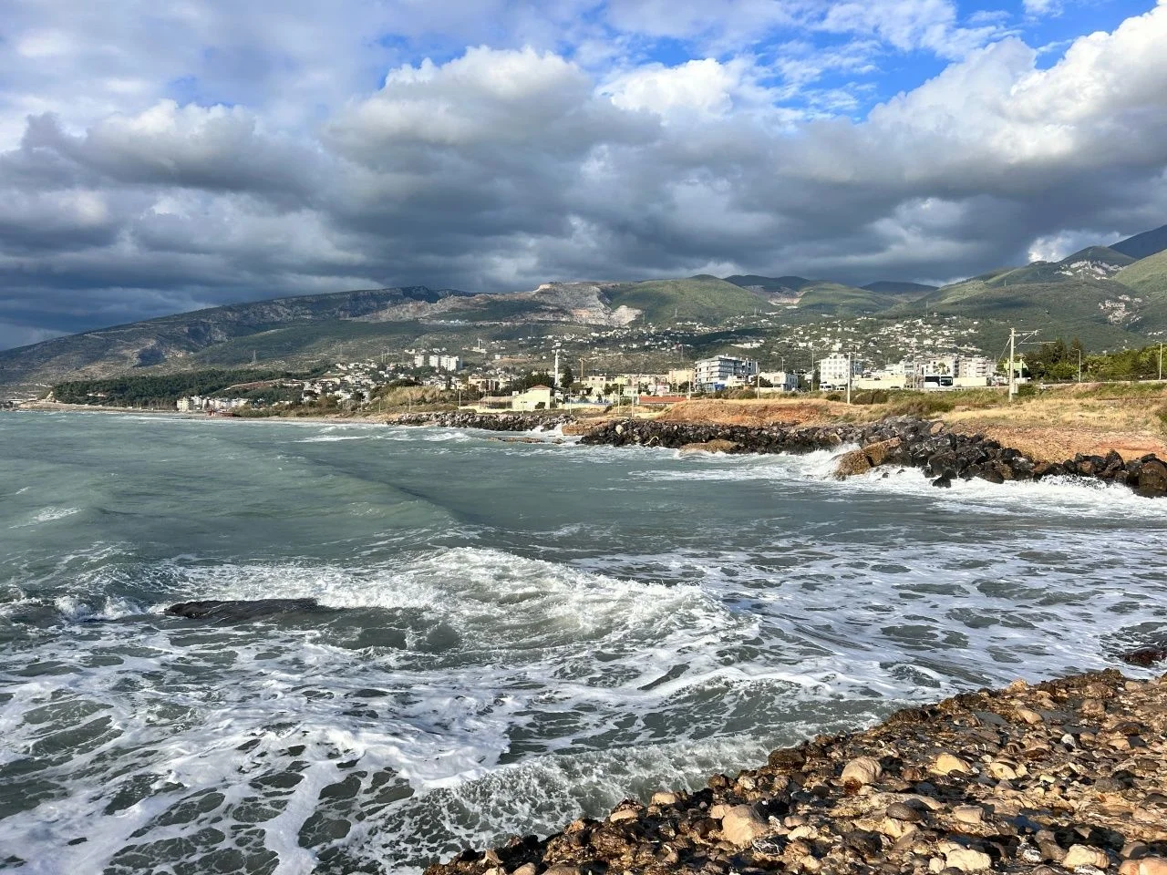 İskenderun’da fırtına şovu: Dev dalgalar sahili dövdü
