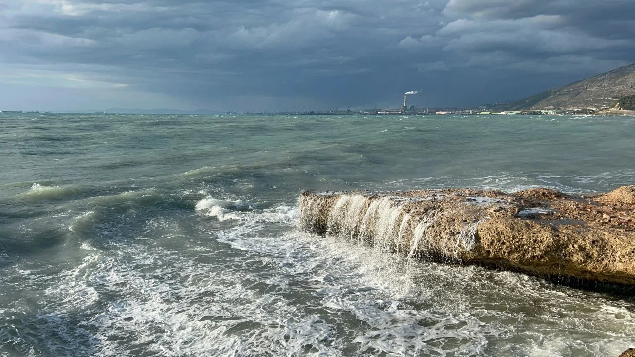 İskenderun’da fırtına şovu: Dev dalgalar sahili dövdü