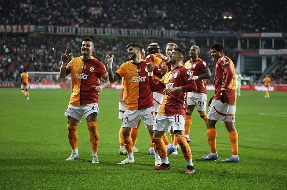 Rıdvan Dilmen, Victor Osimhen'in o sözüne dikkat çekti ve transfer bombasını ortaya bıraktı