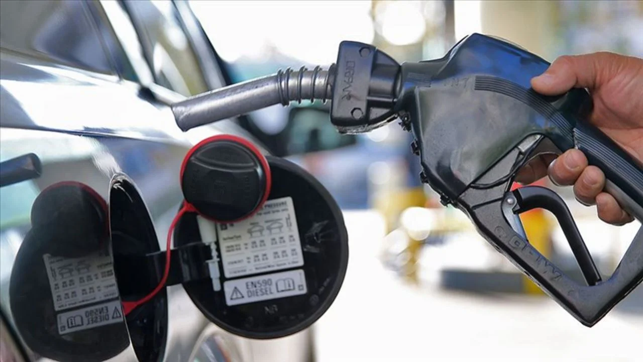 Tabelalar bir kez  daha değişiyor! Akaryakıta dev zam yolda! İşte 15 Nisan 2025 güncel benzin, motorin fiyatları