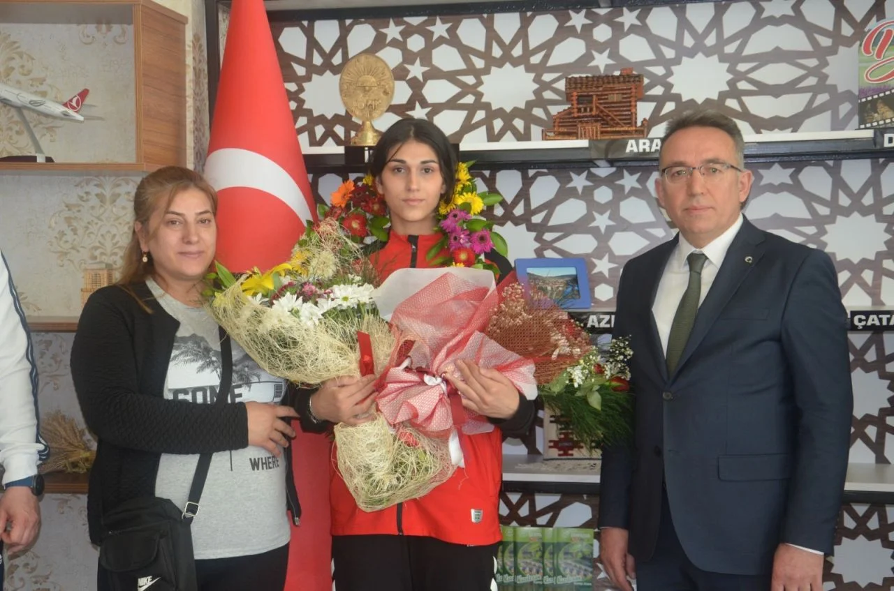 Avrupa şampiyonu milli taekwondocu Evra Alıcı memleketi Kastamonu'da çiçeklerle karşılandı