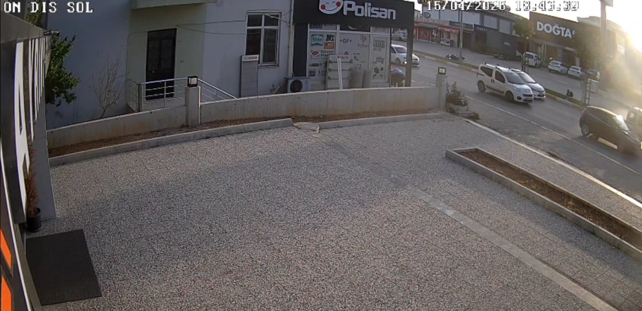 Köpekten korkan çocuk yola atladı! 10 yaşındaki çocuğa motor çarptı