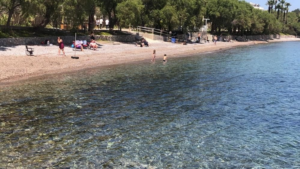 Datça’da yaz esintisi: Sahiller doldu, vatandaşlar denize koştu