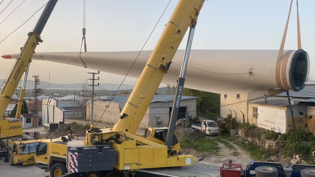 Çanakkale’de dev operasyon: Fabrika üzerine devrilen rüzgar gülü 9 saatte kaldırıldı