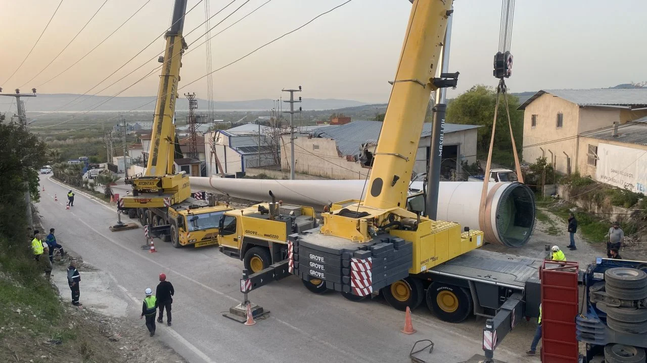 Çanakkale’de dev operasyon: Fabrika üzerine devrilen rüzgar gülü 9 saatte kaldırıldı