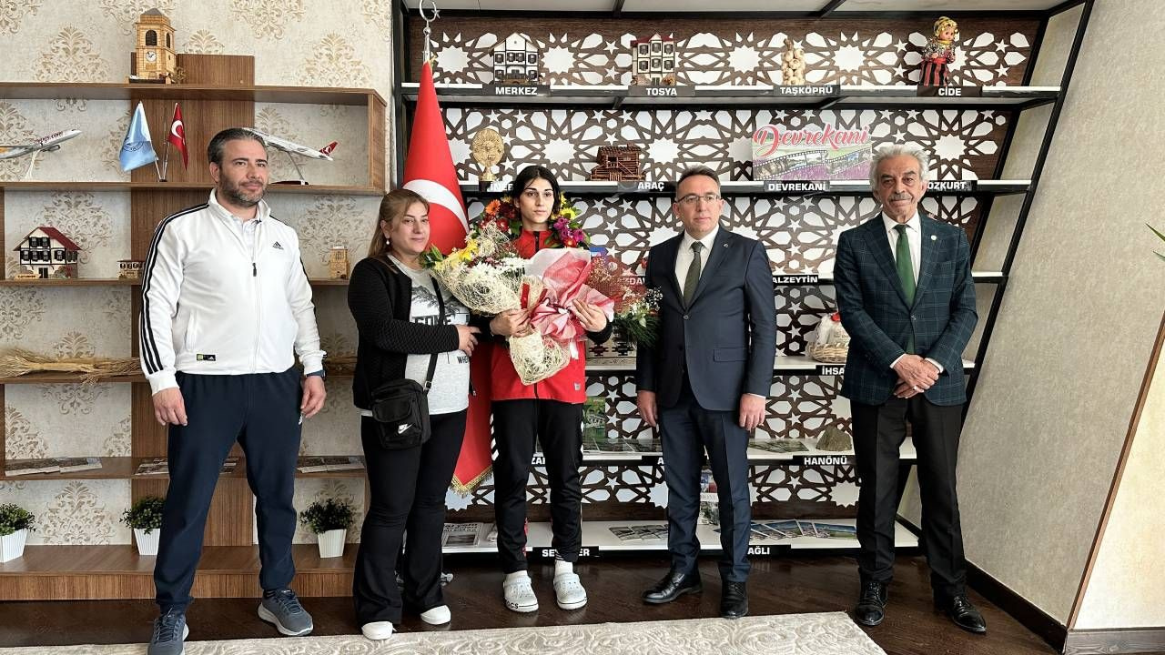 Avrupa şampiyonu milli taekwondocu Evra Alıcı memleketi Kastamonu'da çiçeklerle karşılandı