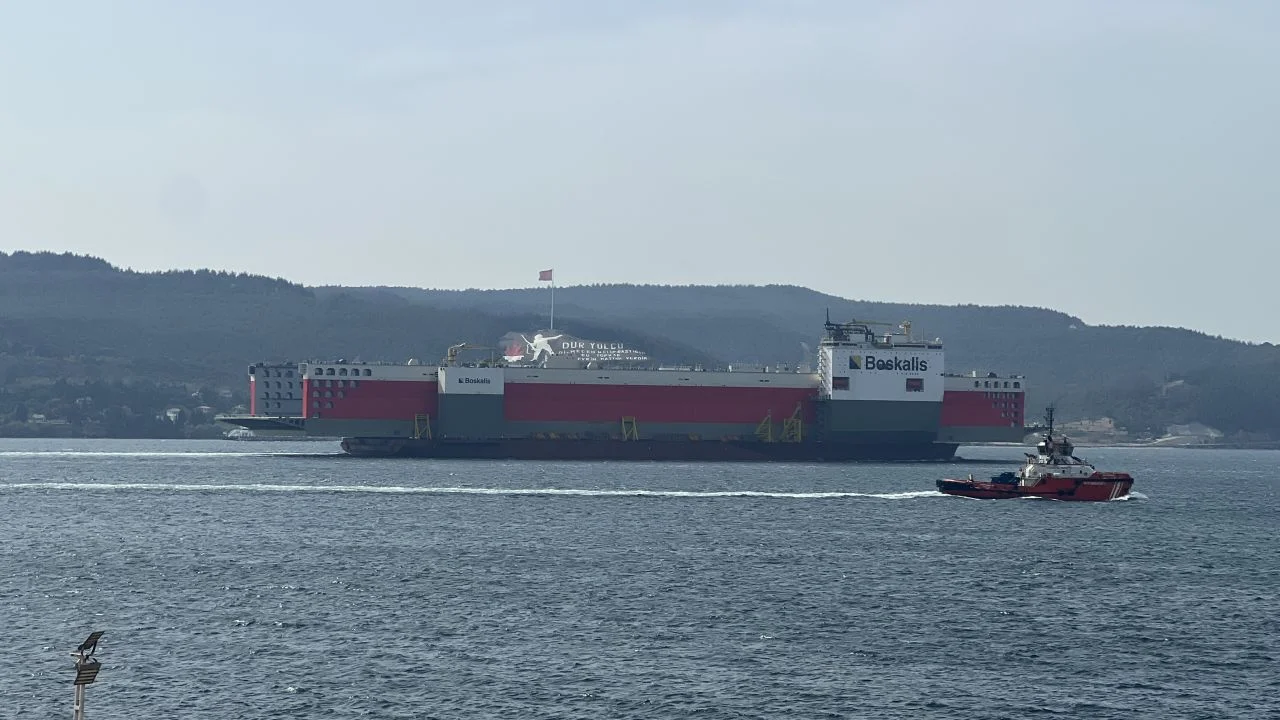 Dev yüzer havuz ‘Boka Vanguard’ Çanakkale Boğazı’nı geçti