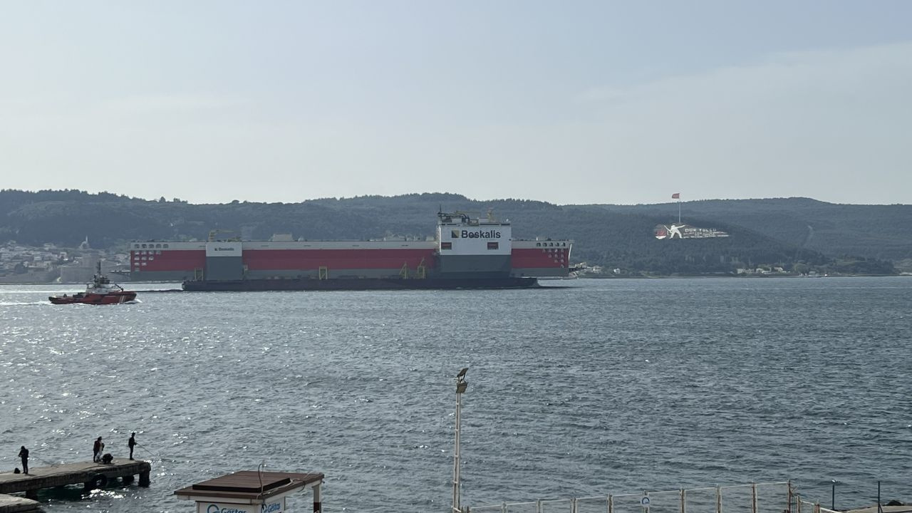 Dev yüzer havuz ‘Boka Vanguard’ Çanakkale Boğazı’nı geçti