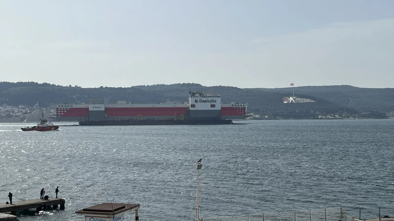 Dev yüzer havuz ‘Boka Vanguard’ Çanakkale Boğazı’nı geçti