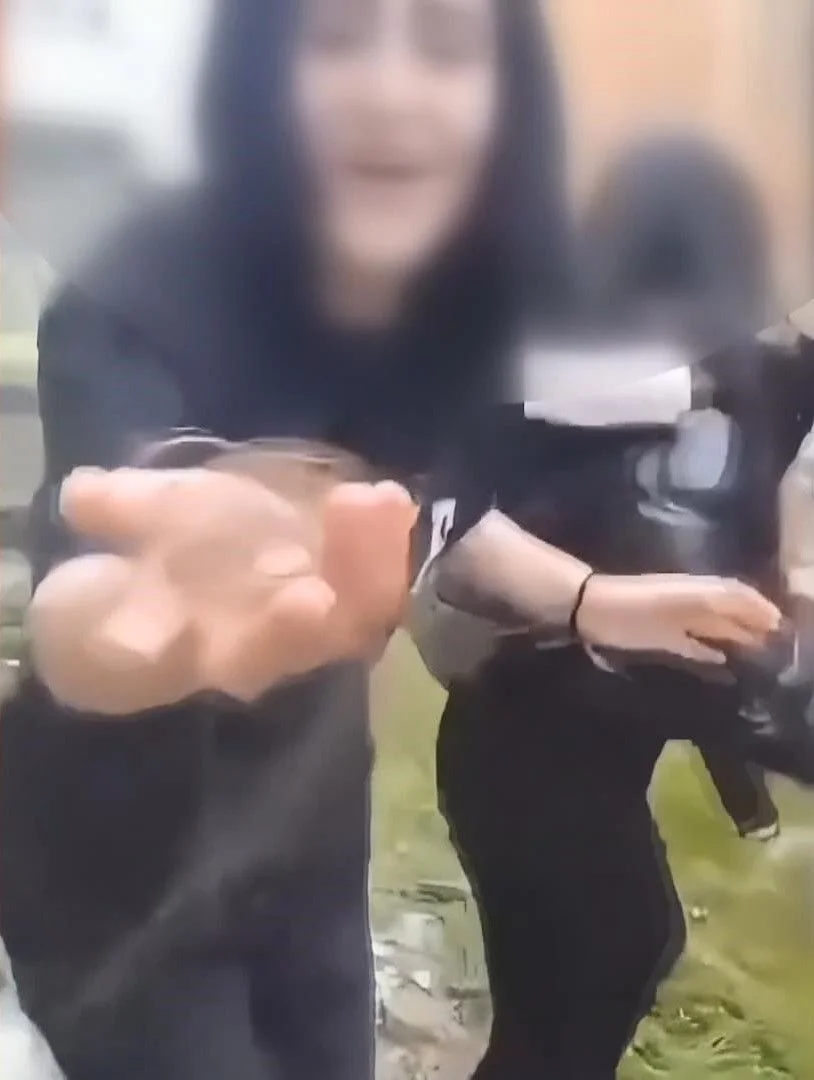 Akran zorbalığı yine kamerada! Gaziosmanpaşa'da 4 kız, arkadaşlarını evire çevire dövdü, saçlarını koparttı