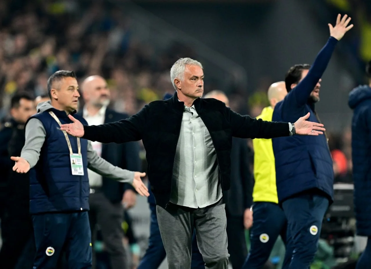 Ahmet Çakar çıldırdı: "Herkes adam olur Fener adam olmaz! Jose Mourinho şov yapadursun, şampiyonluk gitti!"