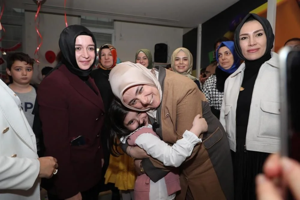 AK Parti Kadın Kolları’ndan 23 Nisan’da çocuklara moral ziyareti: Tuğba Işık Ercan miniklerle buluştu