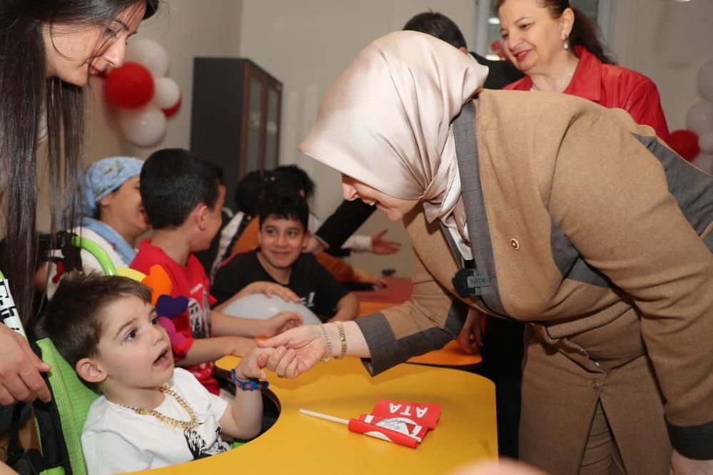 AK Parti Kadın Kolları’ndan 23 Nisan’da çocuklara moral ziyareti: Tuğba Işık Ercan miniklerle buluştu