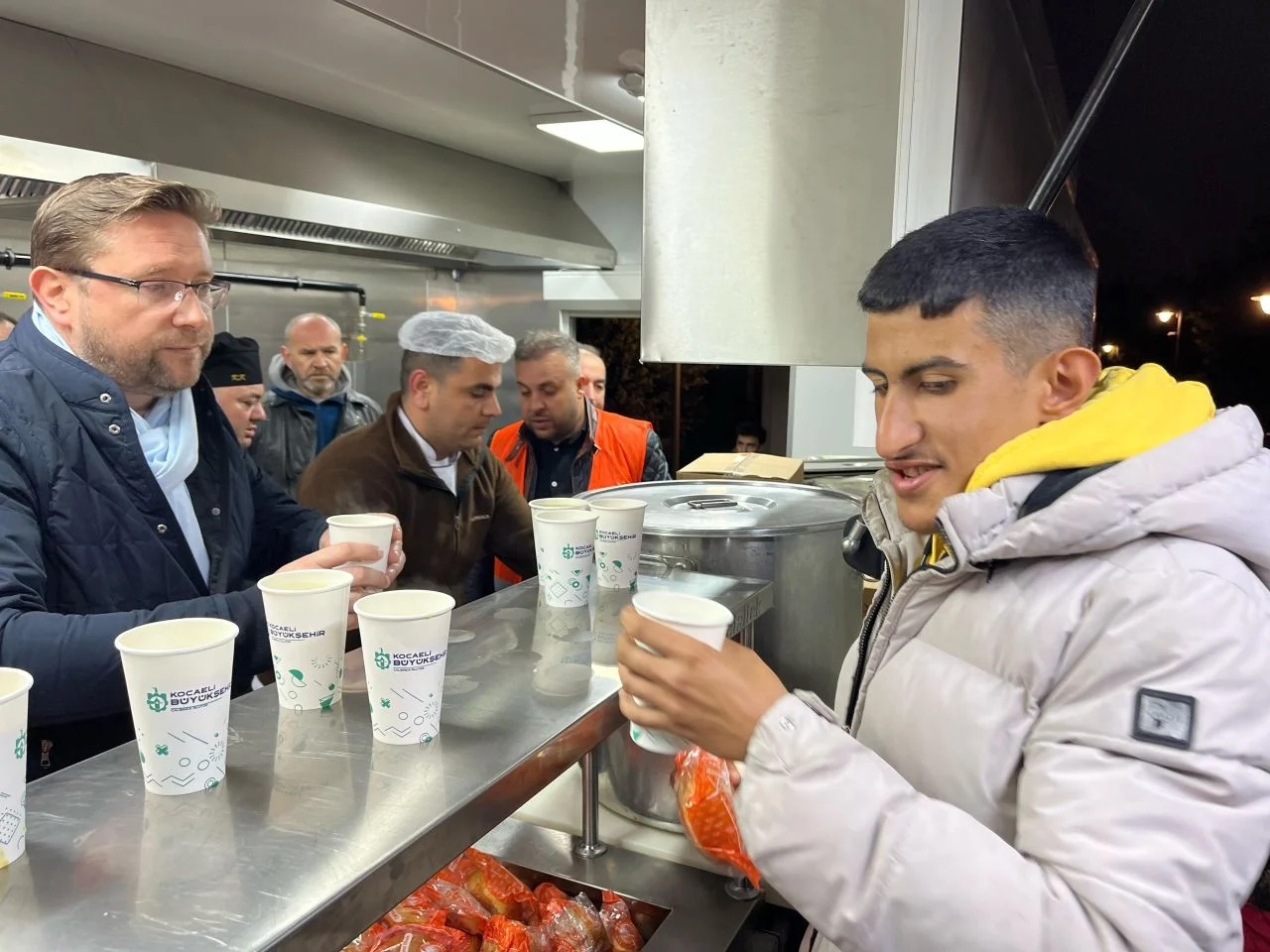 Kocaeli’den Küçükçekmece’ye dayanışma! Hızır 41 ekipleri çorba dağıttı