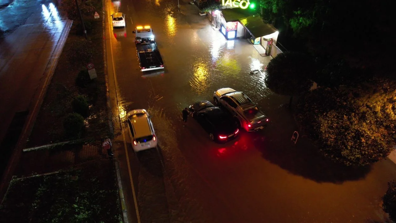 Adana’da sağanak felaketi! Yollar göle döndü