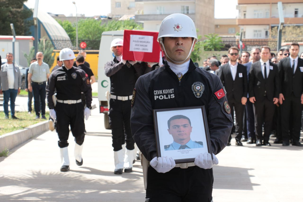 Cizre’de şehit olan polis memuru Zeki Bacak memleketinde son yolculuğuna uğurlandı