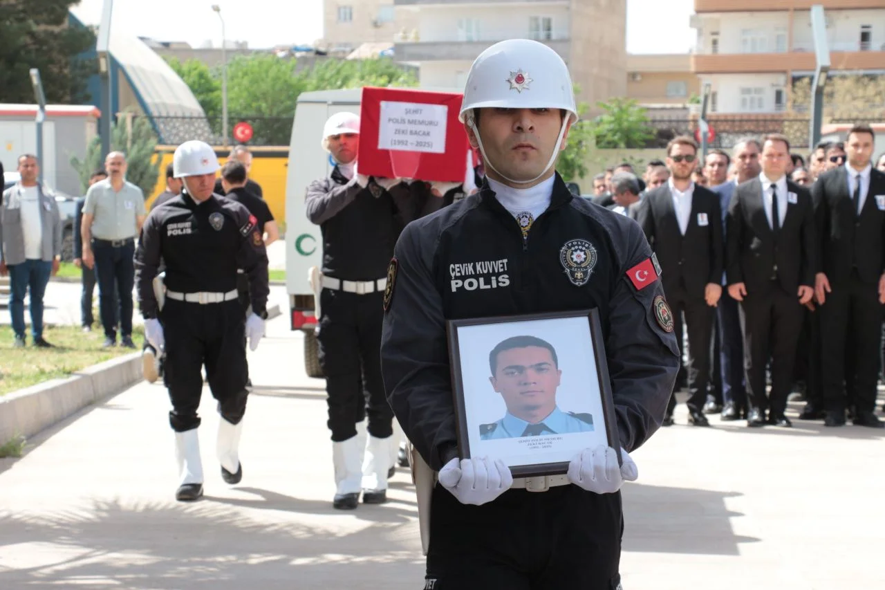 Cizre’de şehit olan polis memuru Zeki Bacak memleketinde son yolculuğuna uğurlandı