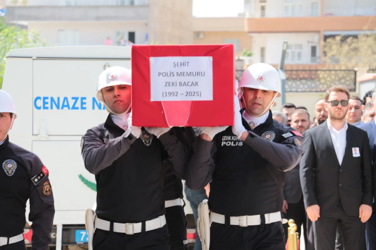 Cizre’de şehit olan polis memuru Zeki Bacak memleketinde son yolculuğuna uğurlandı