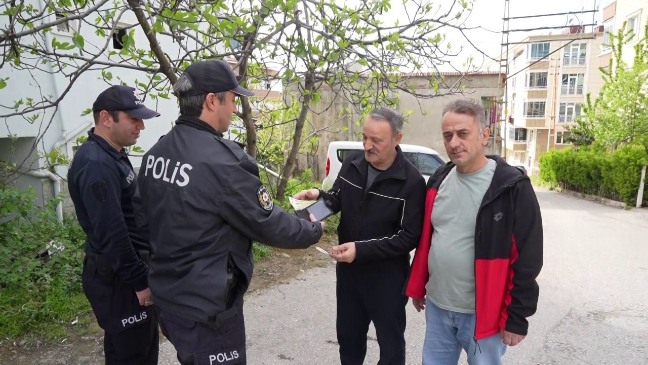 Samsun’da örnek davranış! İçi dolar dolu cüzdanı polise teslim eden çift yürekleri ısıttı