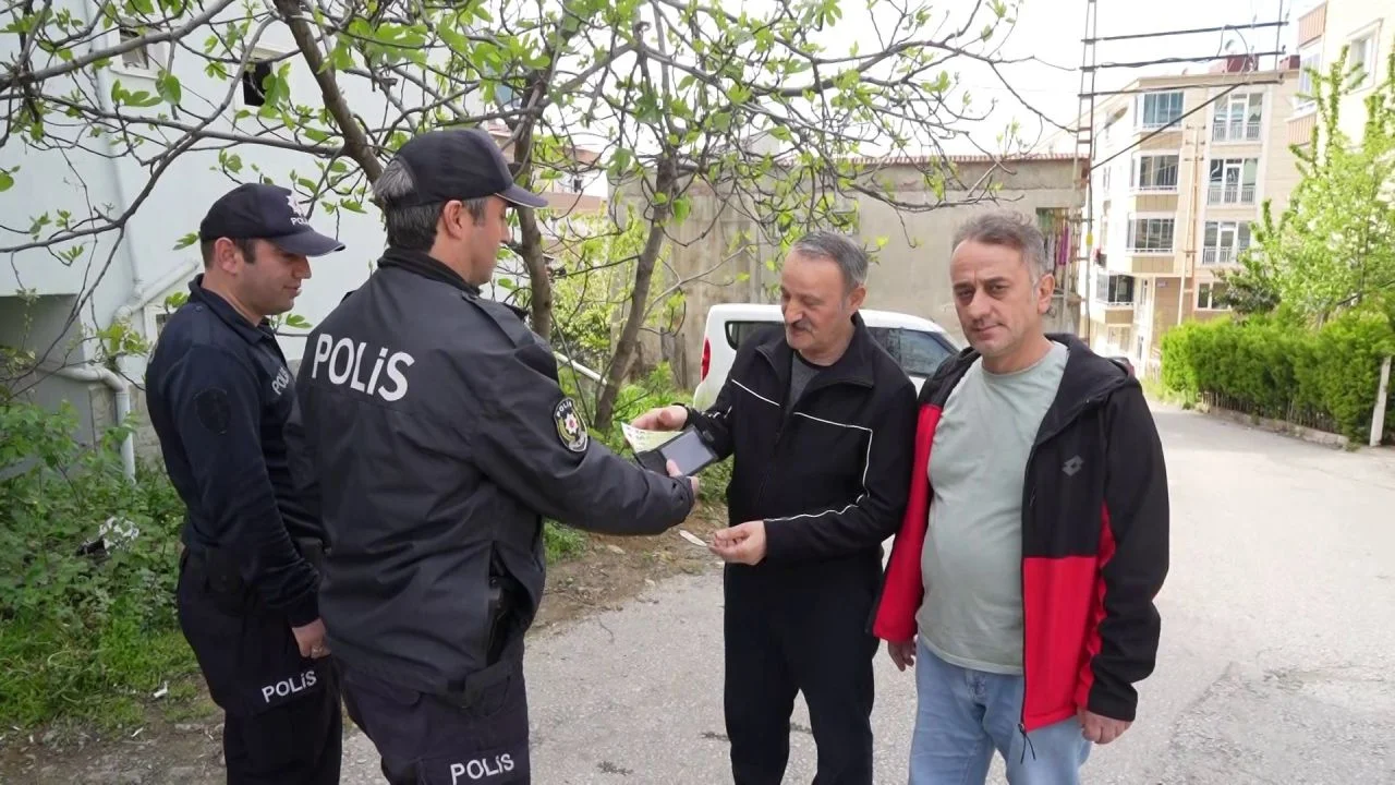 Samsun’da örnek davranış! İçi dolar dolu cüzdanı polise teslim eden çift yürekleri ısıttı