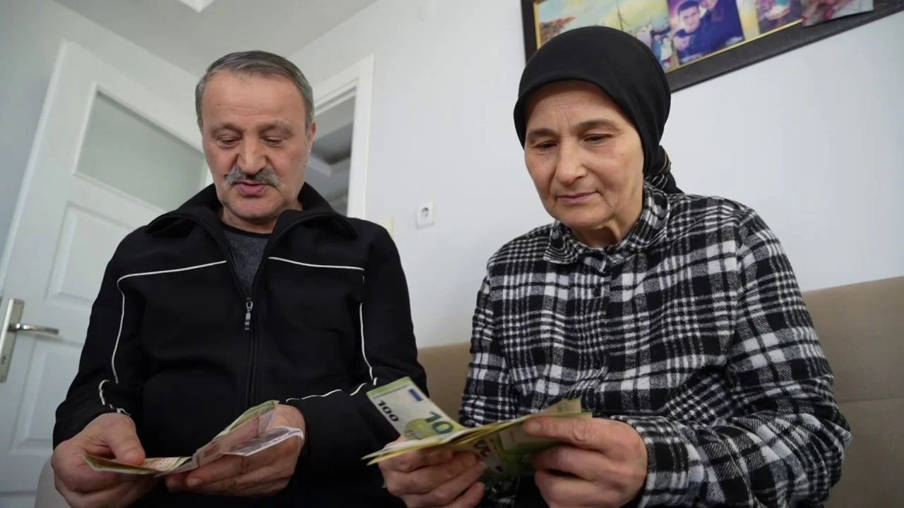 Samsun’da örnek davranış! İçi dolar dolu cüzdanı polise teslim eden çift yürekleri ısıttı