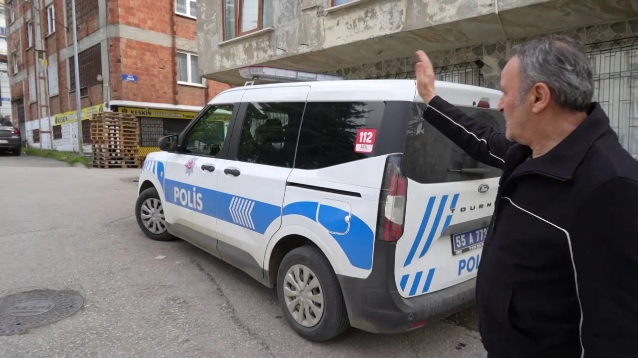 Samsun’da örnek davranış! İçi dolar dolu cüzdanı polise teslim eden çift yürekleri ısıttı