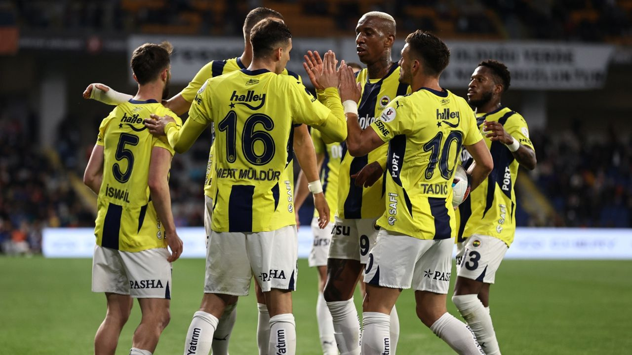 "Umut Fener'in ekmeği!" Fenerbahçe'nin Başakşehir galibiyeti gazete manşetlerine böyle yansıdı