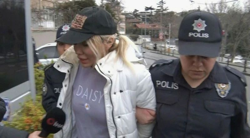 Ciciş kardeşlerden Esra Ersoy, 3 yılın ardından cezaevinden çıktı! Soluğu kuaförde aldı, son hali şaşkına çevirdi!