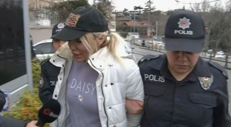 Ciciş kardeşlerden Esra Ersoy, 3 yılın ardından cezaevinden çıktı! Soluğu kuaförde aldı, son hali şaşkına çevirdi!
