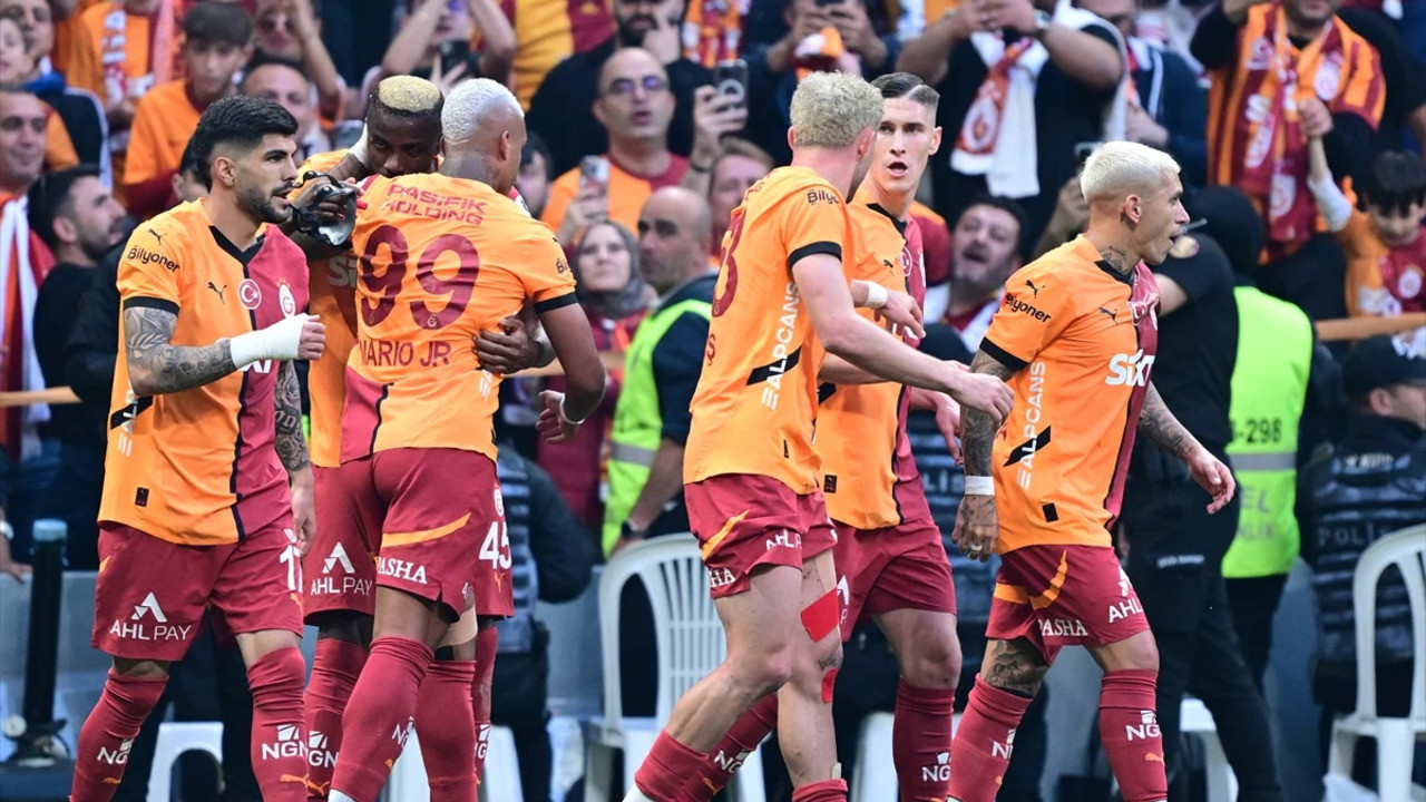 Galatasaray Süper Lig’de şampiyonluğu aldı, göğsüne 5. yıldızı taktı (Galatasaray 3 - 0 Kayserispor | Maçın özeti)