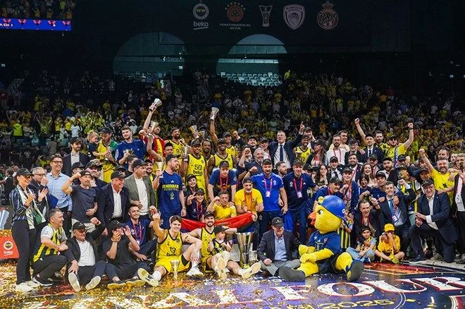Fenerbahçe Beko kupasına kavuştu: Törende büyük jest!