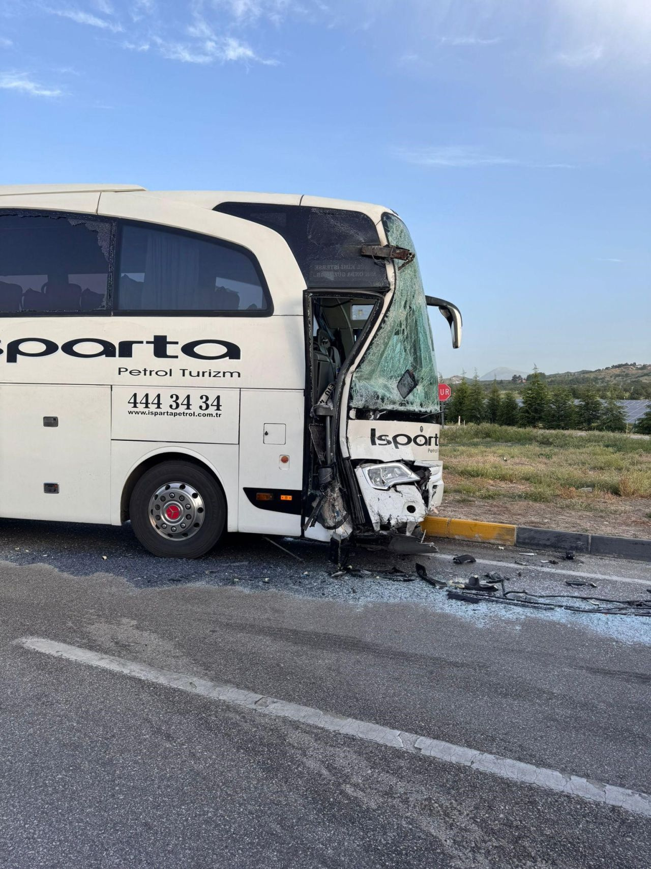 Isparta'da can pazar! Isparta Petrol firmasına ait yolcu otobüsü ile tur midibüsü çarpıştı: 29 yaralı