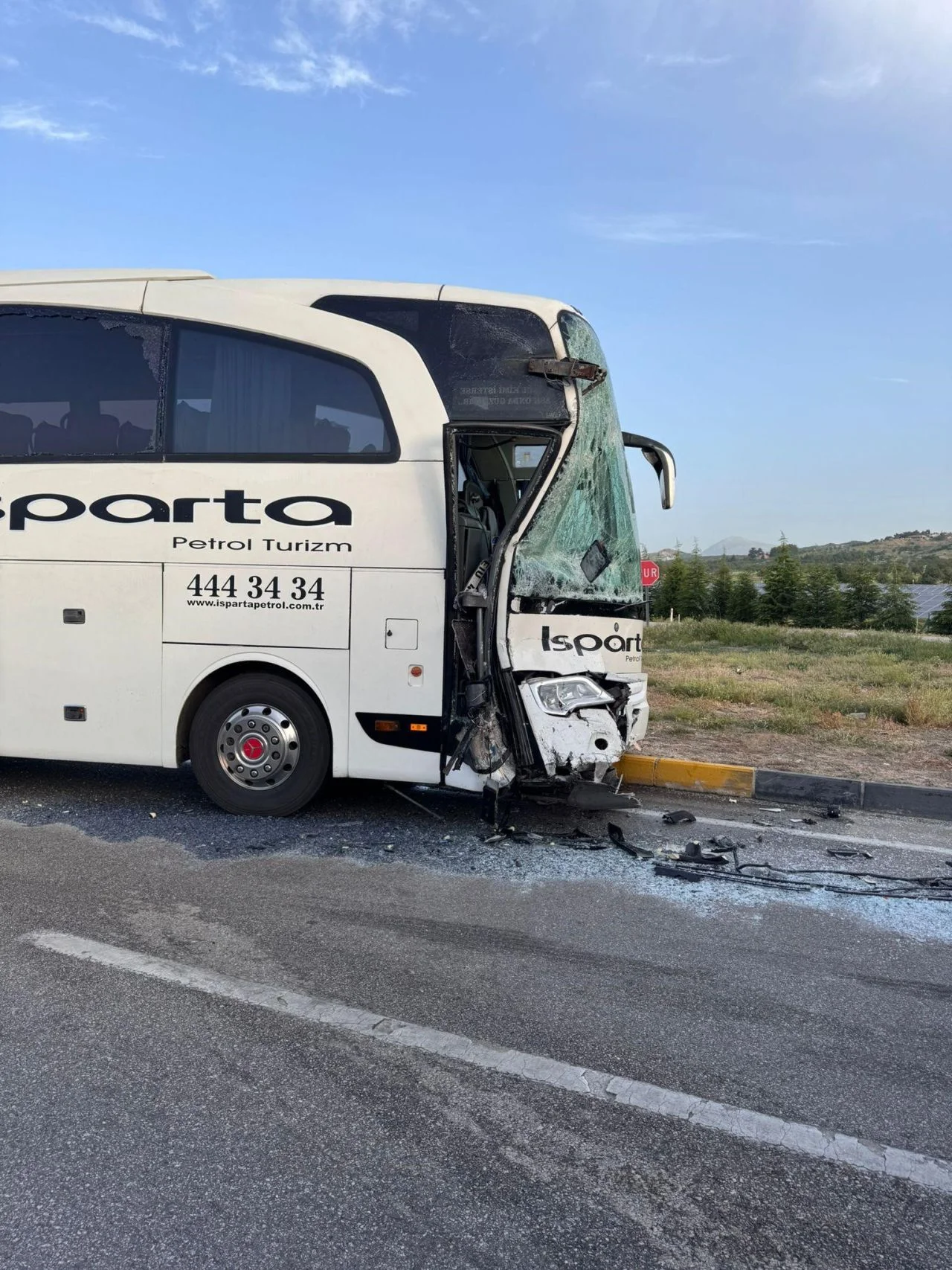 Isparta'da can pazar! Isparta Petrol firmasına ait yolcu otobüsü ile tur midibüsü çarpıştı: 29 yaralı