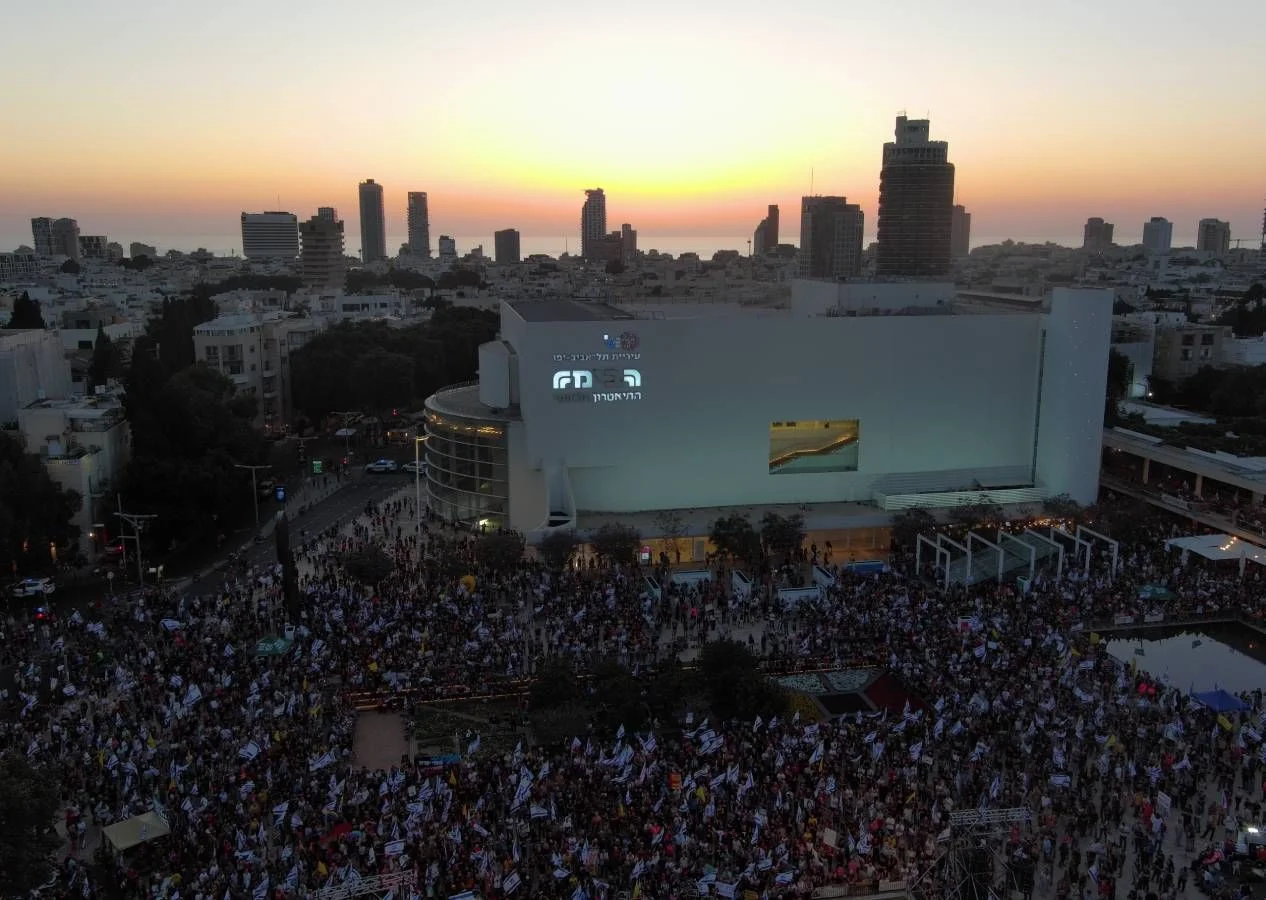 Tel-Aviv'de binlerce kişi Gazze için sokağa döküldü: Katil Netanyahu işgali durdur