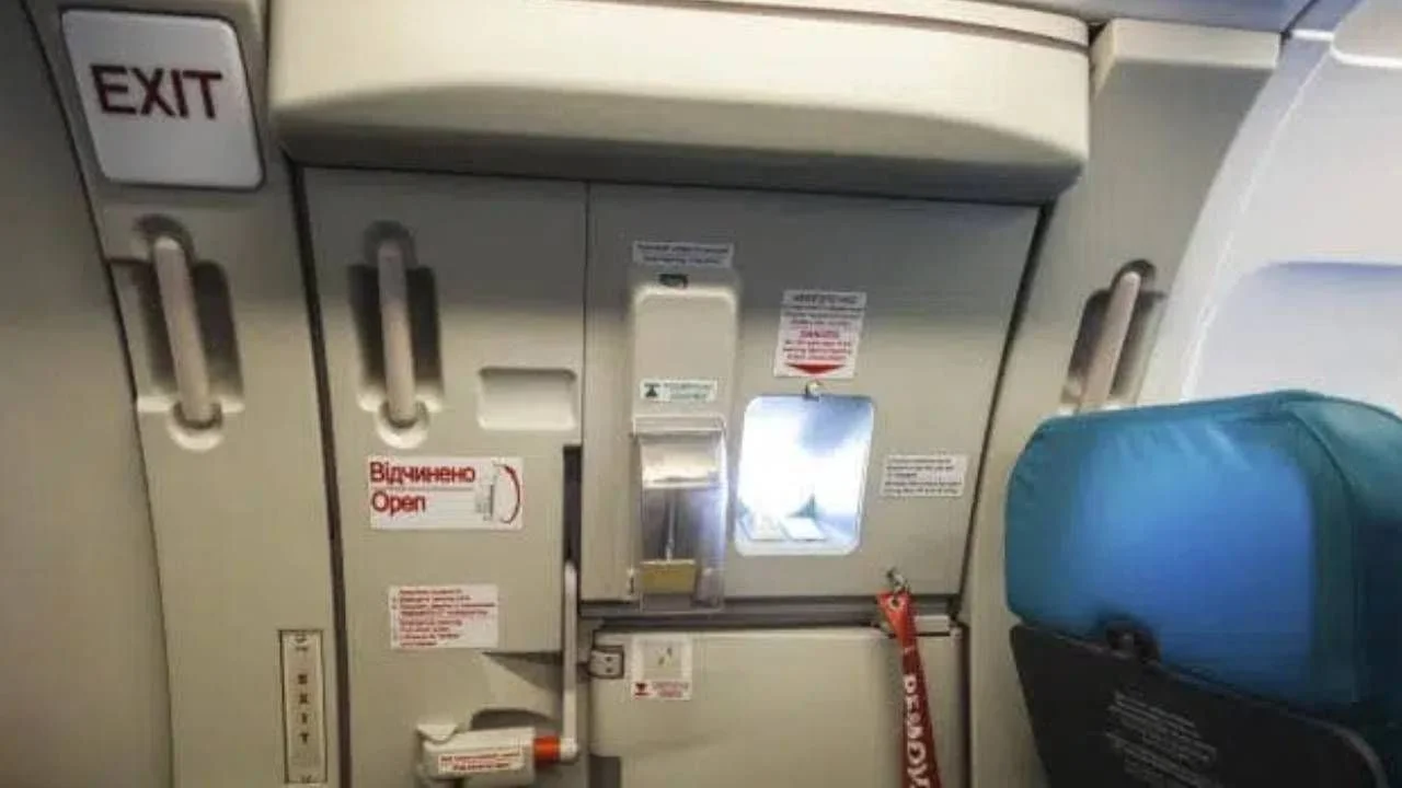 Uçakta panik atak geçiren yolcu acil çıkış kapısını açmaya kalktı! Herkesi öldürüyordu...