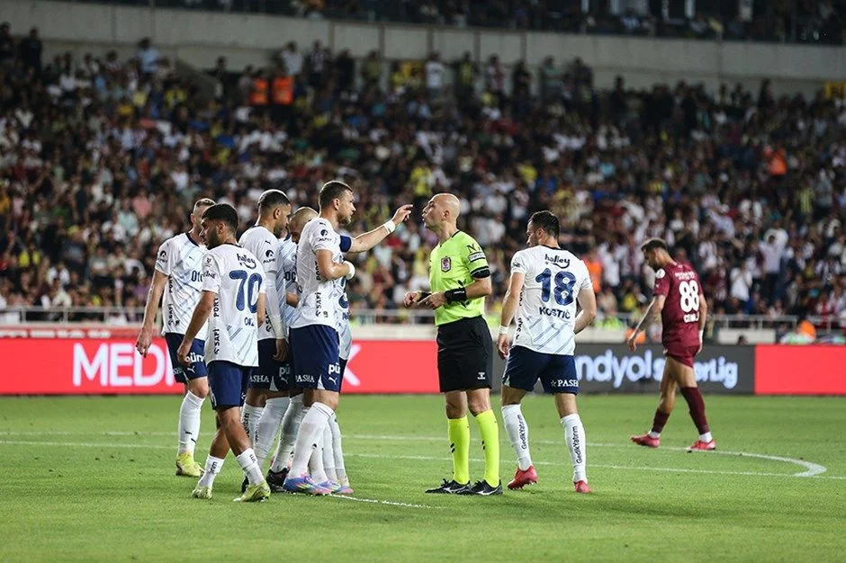 Hatayspor - Fenerbahçe maçında Galatasaray taraftarı sahaya indi