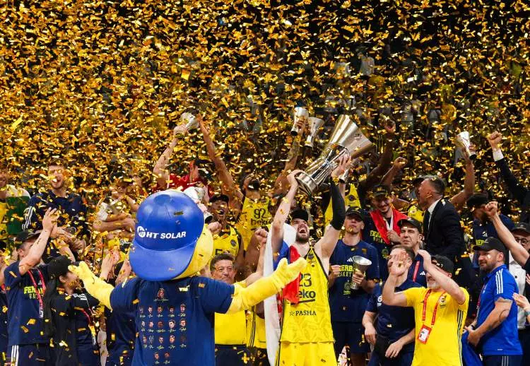 Fenerbahçe'nin şampiyonluğu sonrası binler sokağa döküldü!