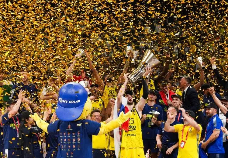 Fenerbahçe'nin şampiyonluğu sonrası binler sokağa döküldü!