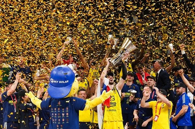 Fenerbahçe Beko, EuroLeague şampiyonluğunu taraftarlarıyla kutladı: Bağdat Caddesi'nde tarihi anlar...